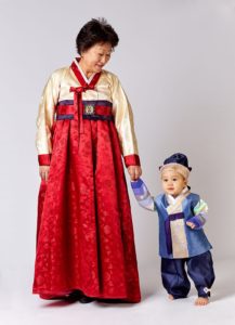 Svetlana Kim mit ihrem Enkel in koreanischer Tracht.