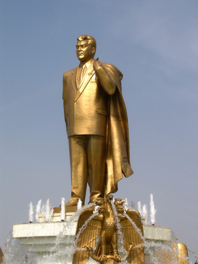 Eine Statue des ersten turkmenischen Präsidenten Saparmurat Nijasow.