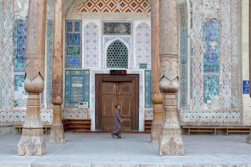 Moschee Usbekistan Buchara Frau