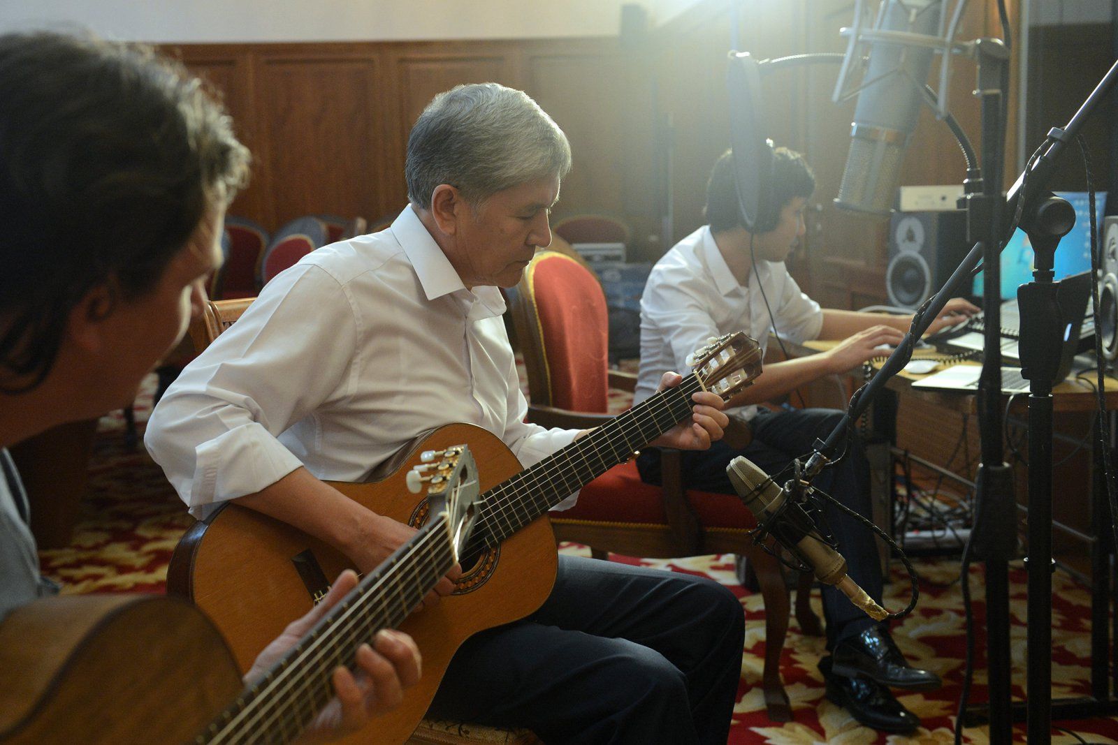 Atambajew im Aufnahmestudio Musik Gitarre