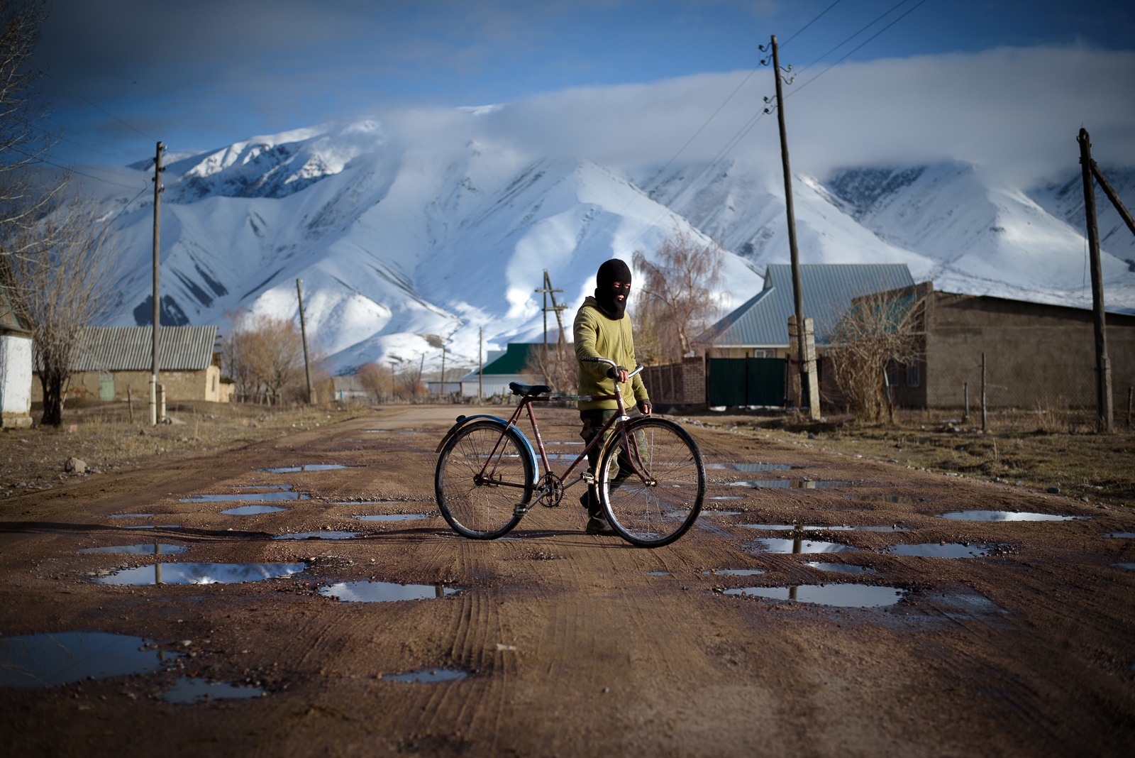 Junge Fahrrad Kirgistan Berge