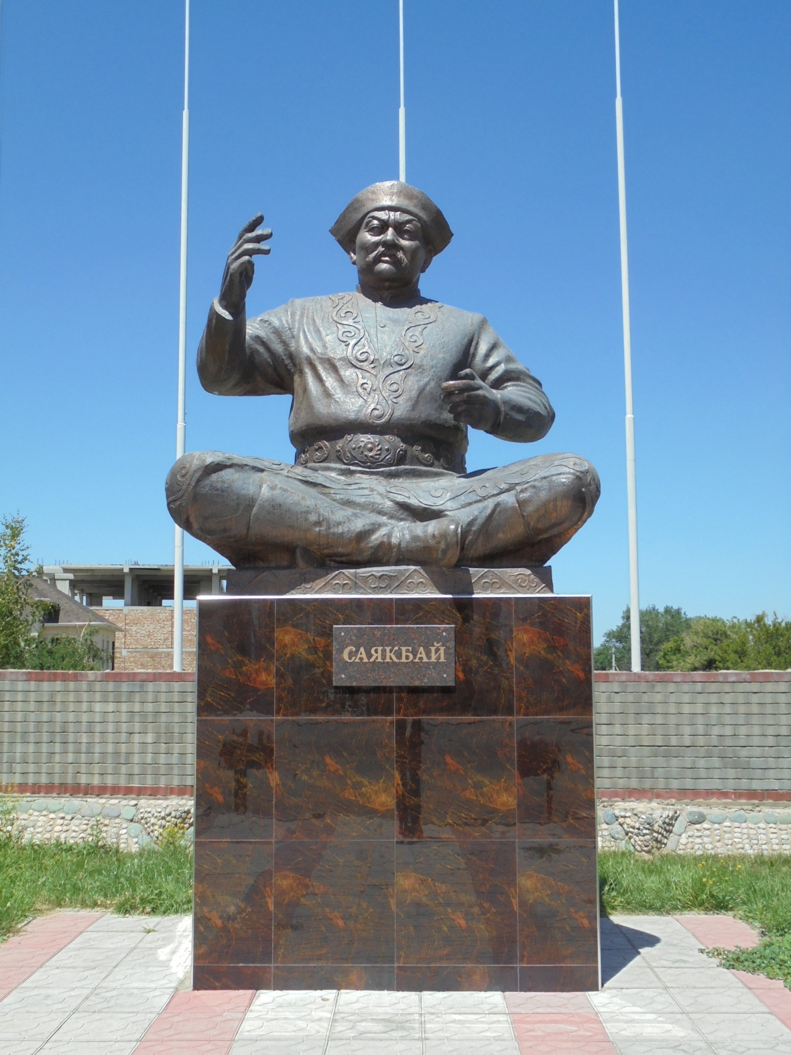 Eine Statue von Sayakbai in Manas Ayil 