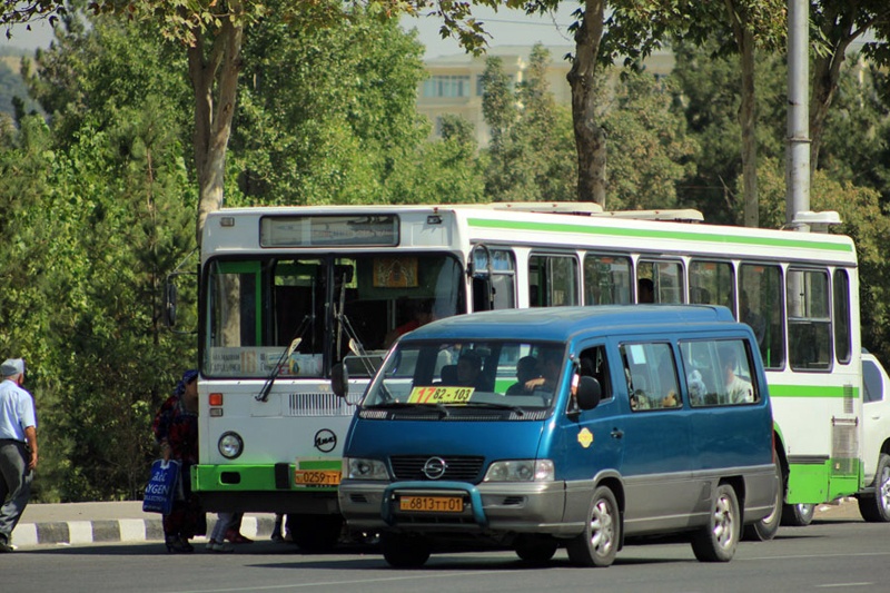 Eine Marschrutka und ein Bus in Duschanbe, Tadschikistan