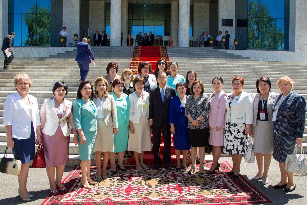 Frauen Abgeordnete vor dem Parlament von Kirgistan