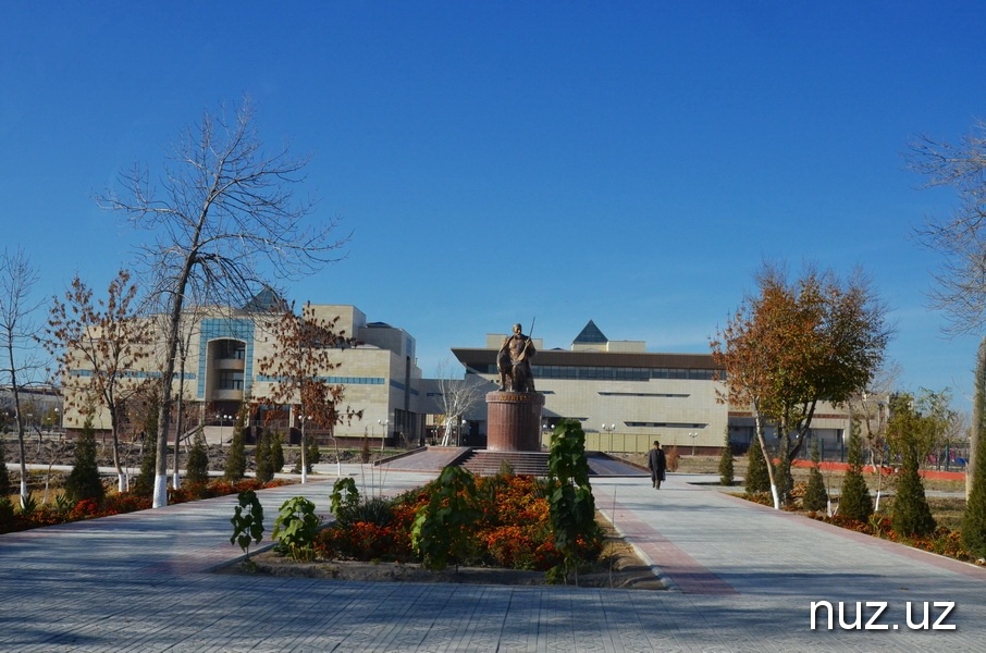 Vor dem Sawitzkij Museum in Nukus