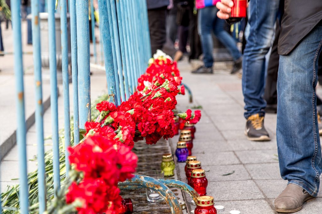 Blumen zum Gedenken den Attentats in Sankt Petersburg