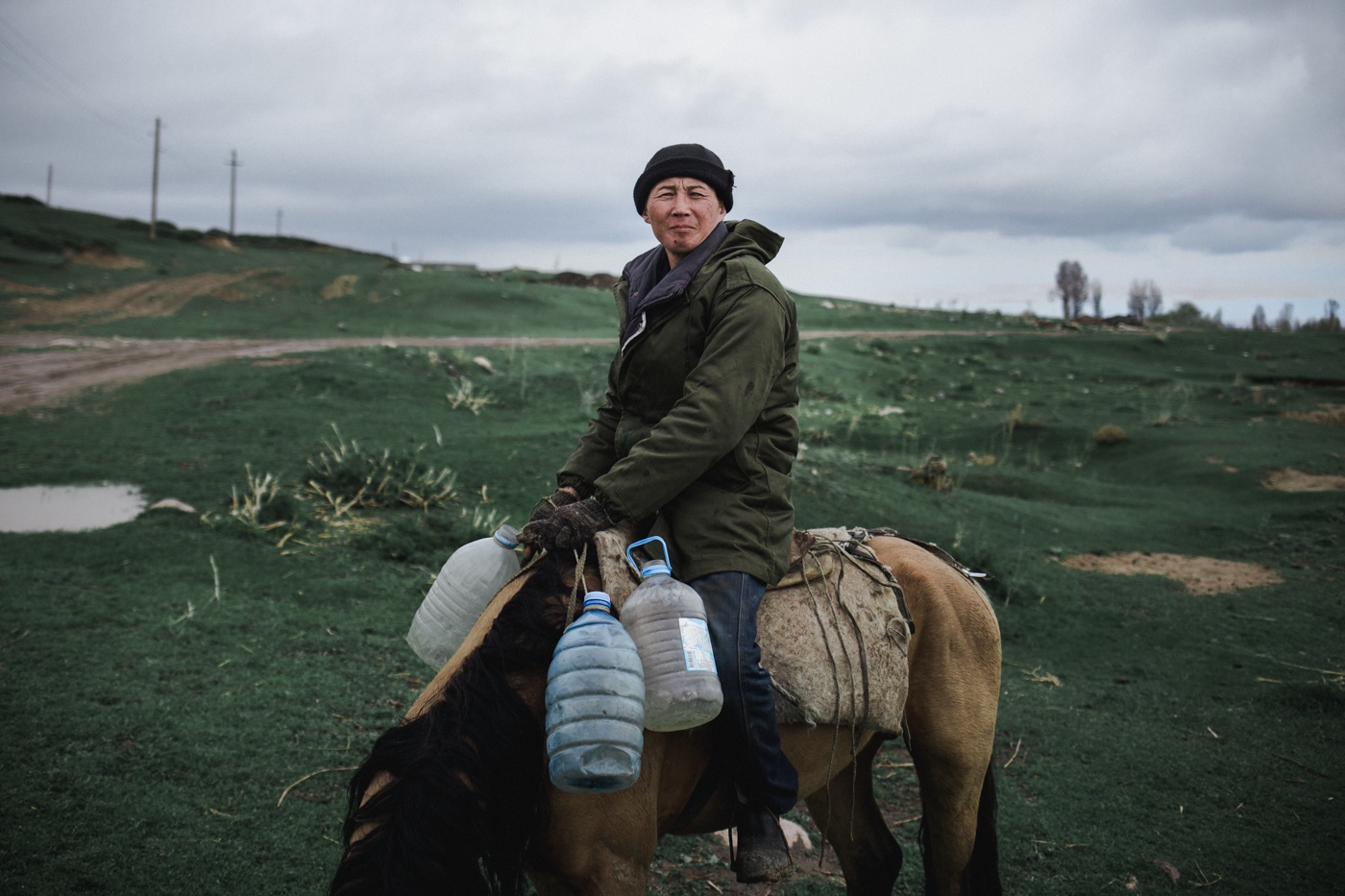 Kirgistan Pferd Reiter Wasser Portrait