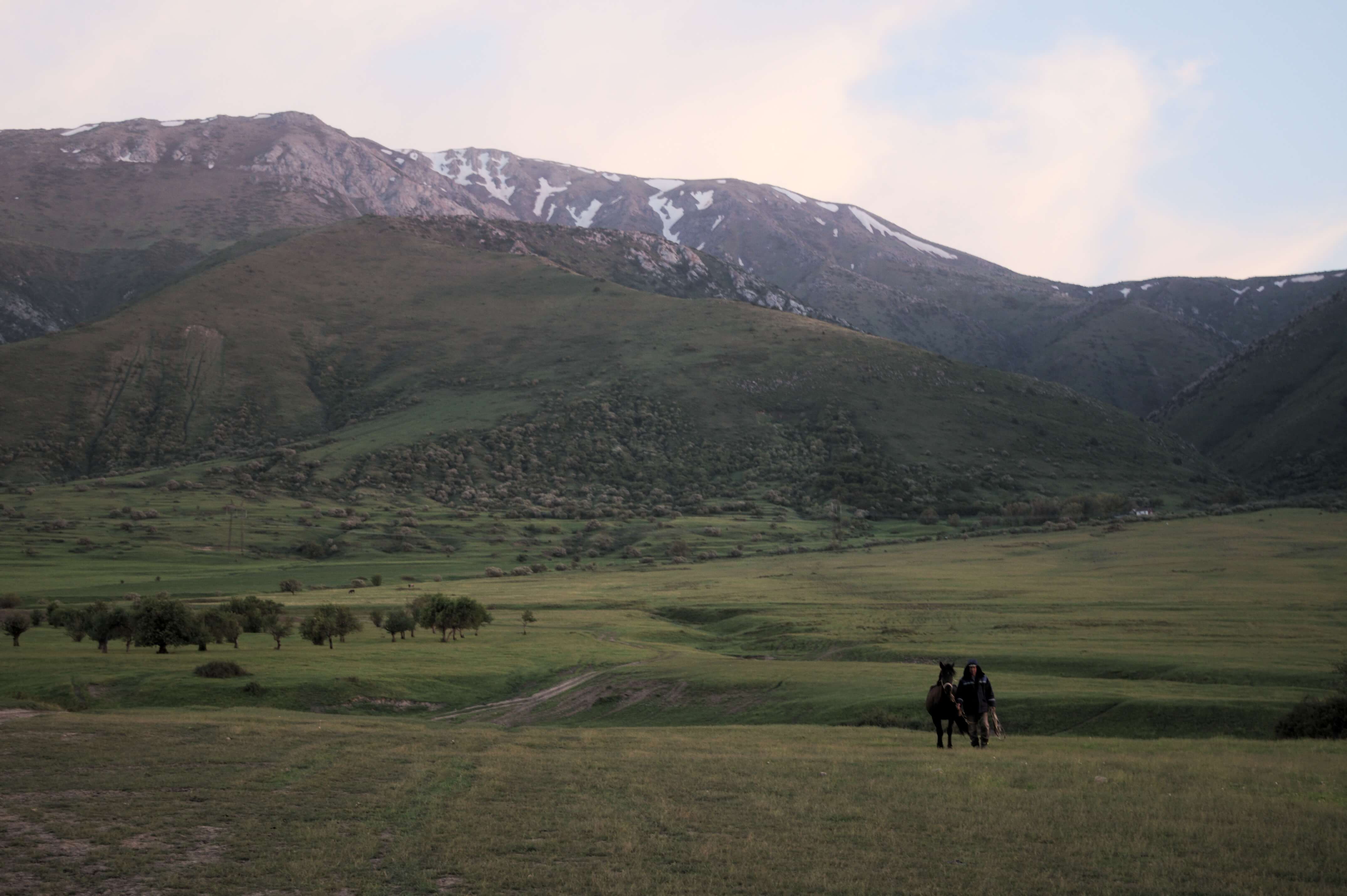 Kasachstan Bild des Tages Reiter Pferd Tal