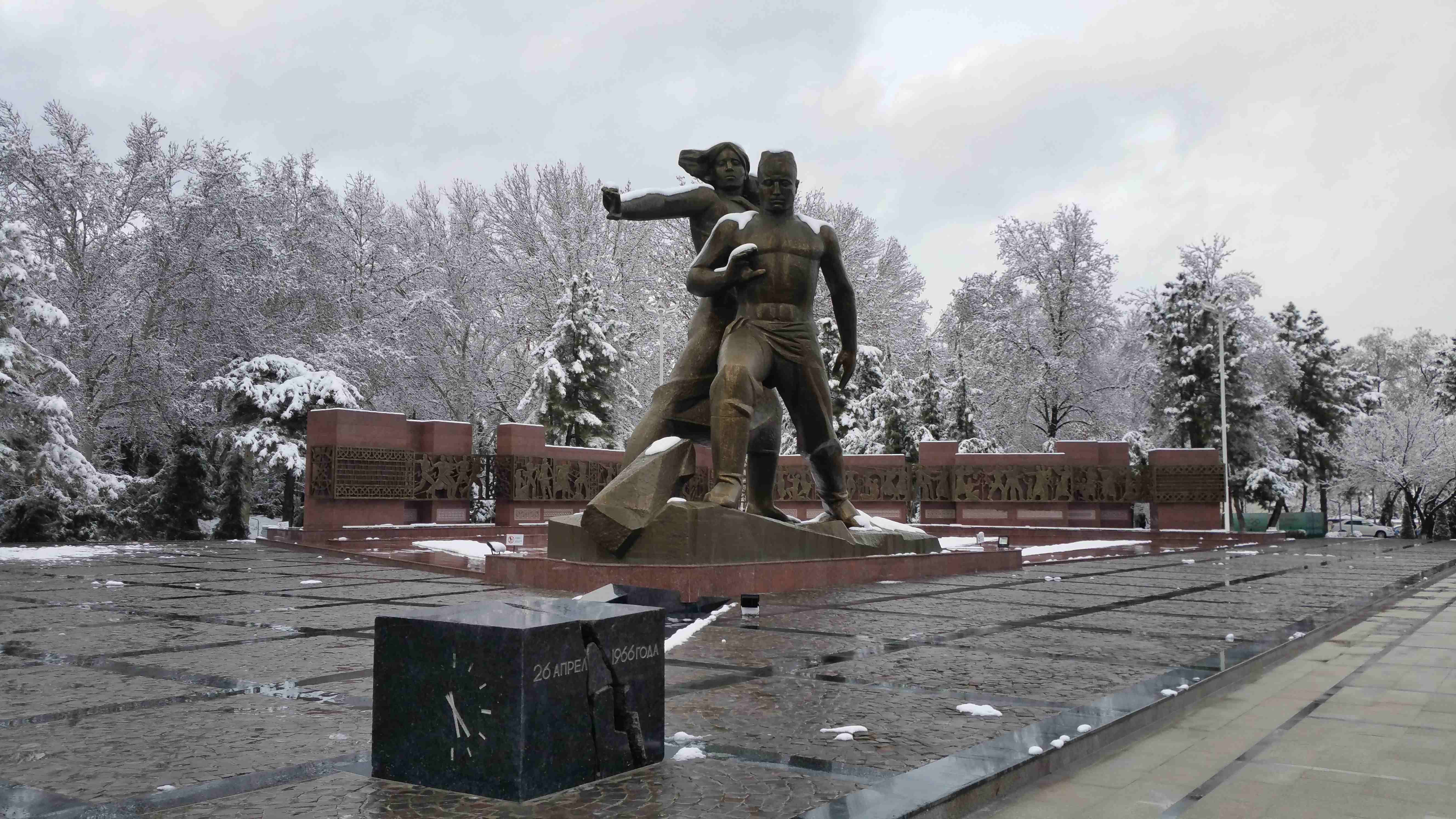 Das Denkmal welches an das Erdbeben in Tashkent 1966 erinnert, im Schnee bedeckt.