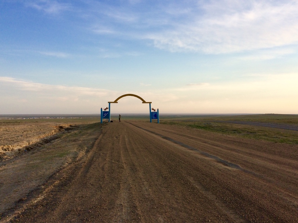 Ein Tor in der kasachischen Steppe