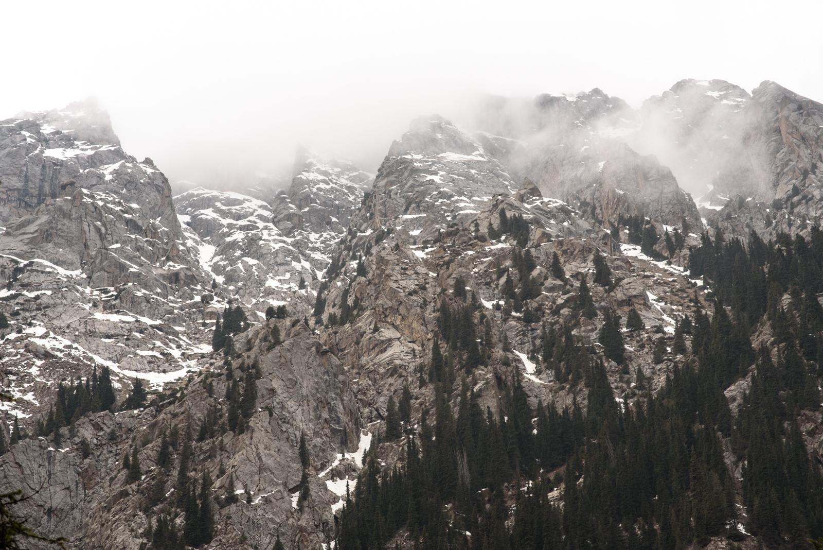 Kirgistan Gebirge Berggipfel Nebel