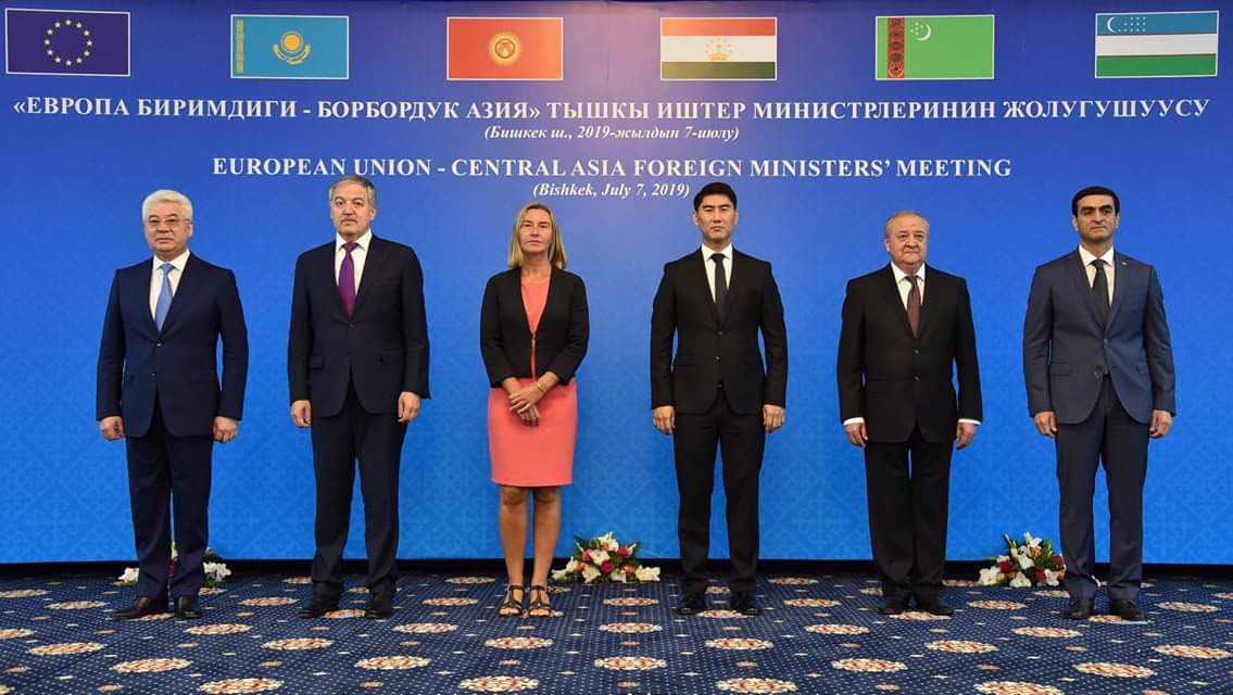 Gruppenfoto mit Frederica Mogherini und den zentralasiatischen Außenministern in Bischkek