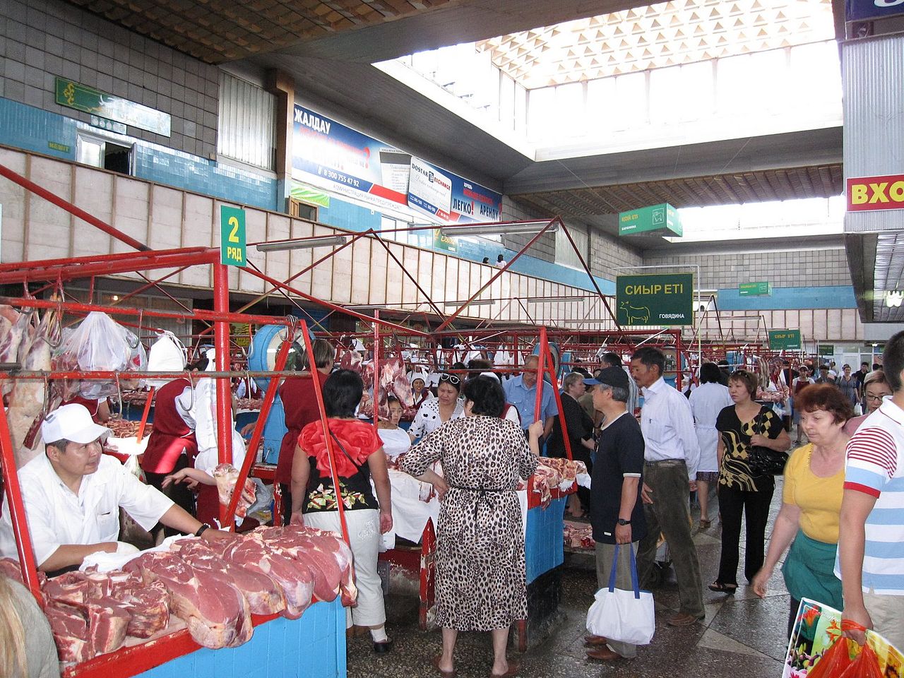 Fleischstände in der haupthalle des Grünen Basars