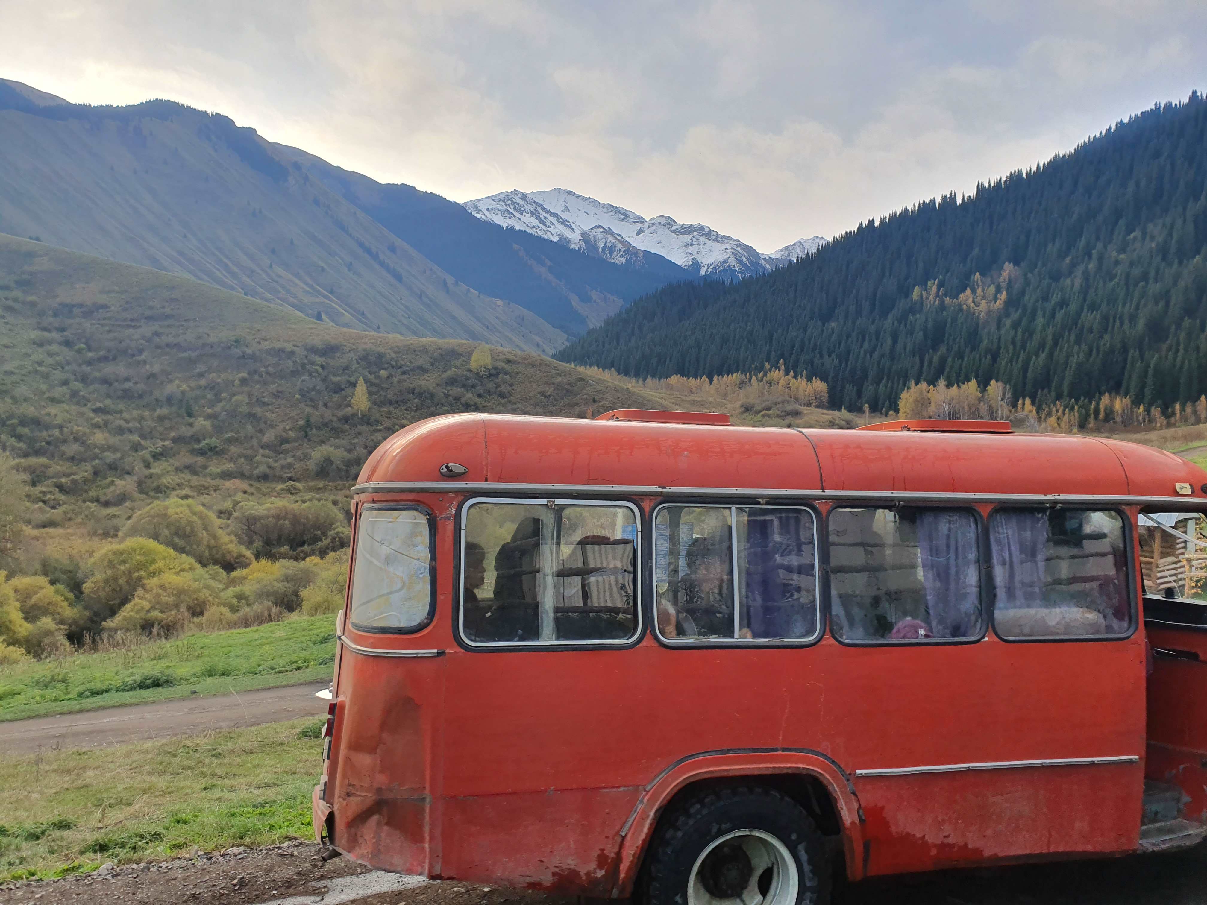 Der rote Bus zum Kaindysee