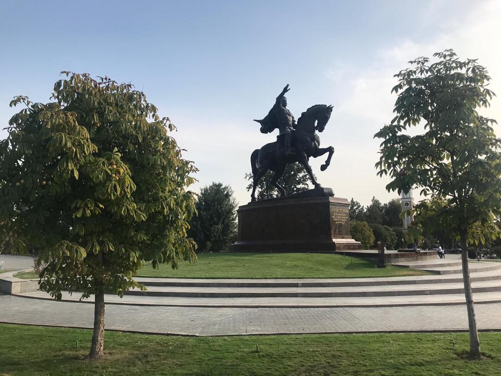 Das Amir-Temur-Denkmal inmitten des nach Ihm benannten Platzes in Usbekistans HauptstadtTaschkent