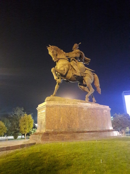 Die Amir-Temur-Statue bei Nacht