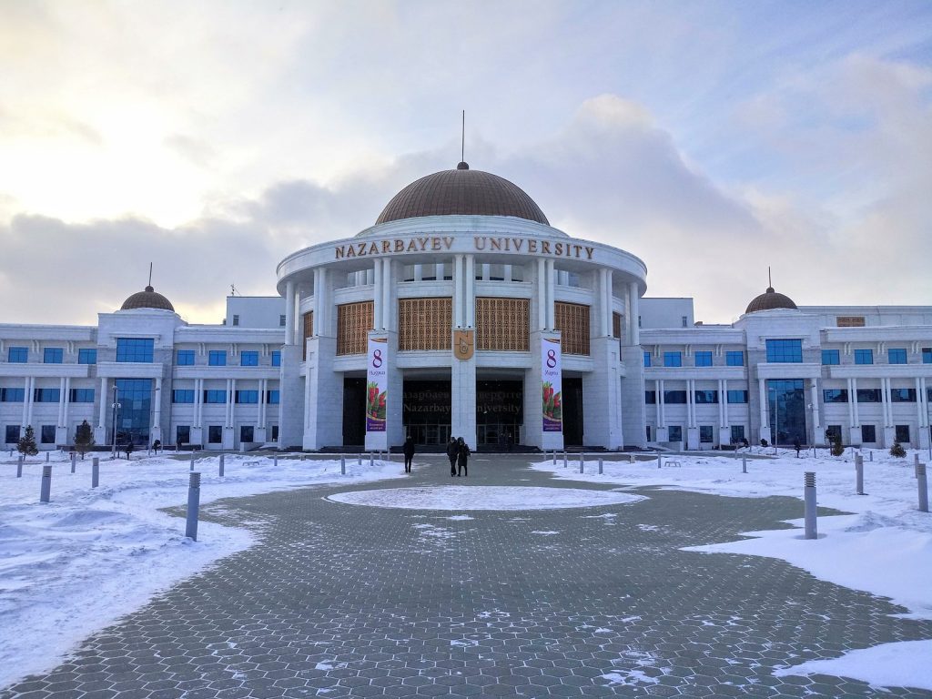 Haupteingang der Nazarbayev University in Nur-Sultan