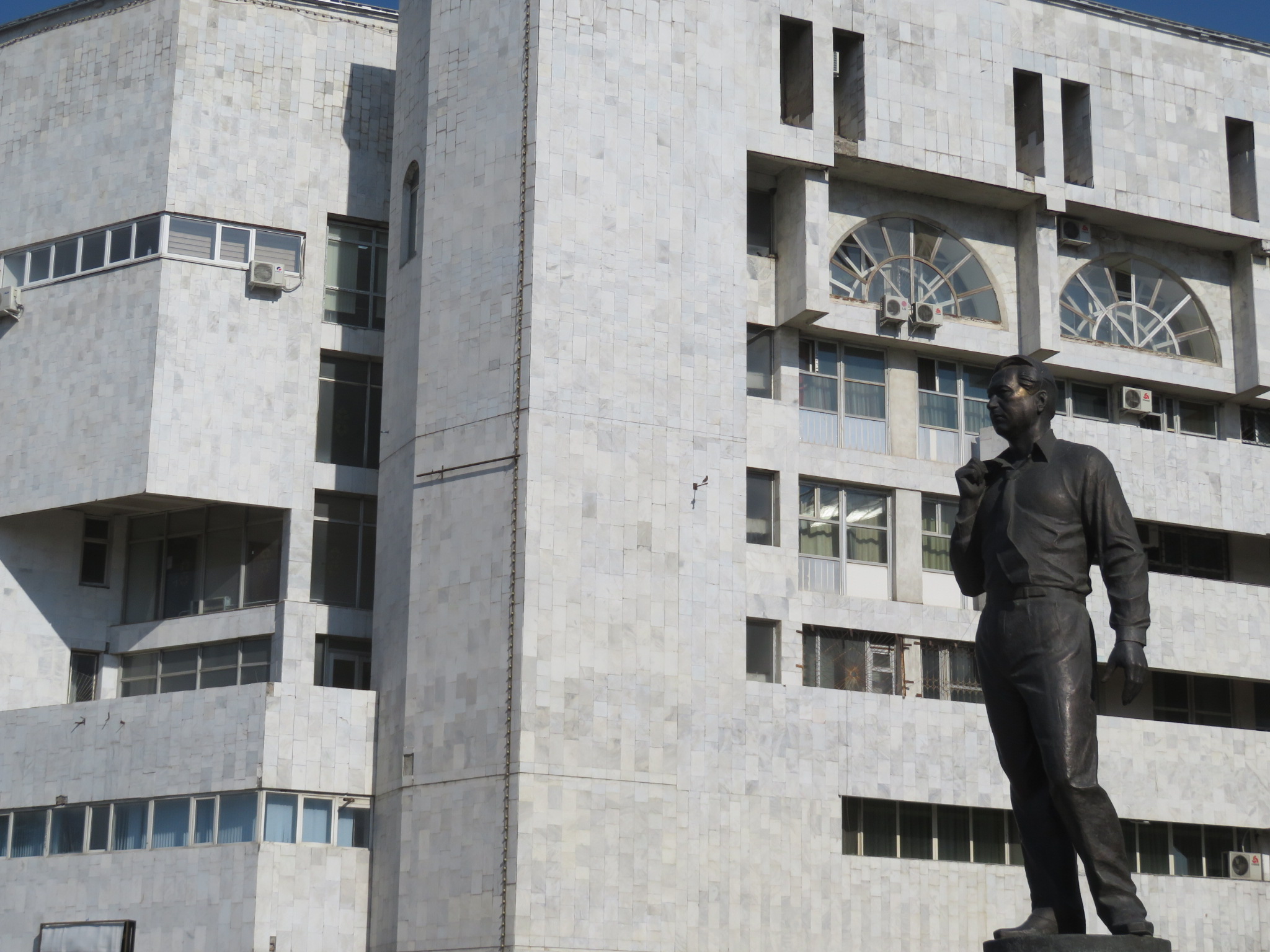 Statue von Tschingis Aitmatov