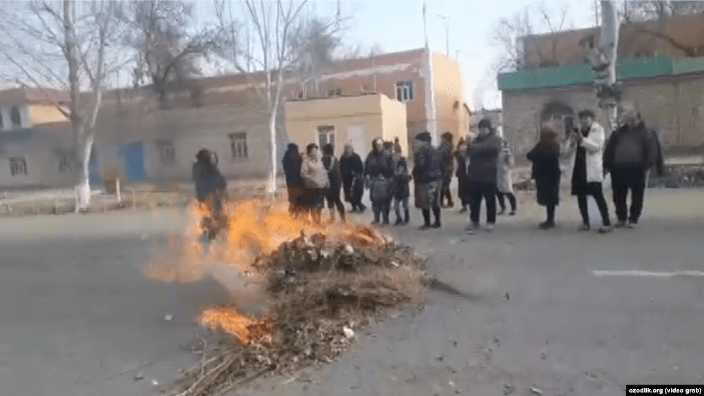 eine Straßenblockade im Dorf Buston