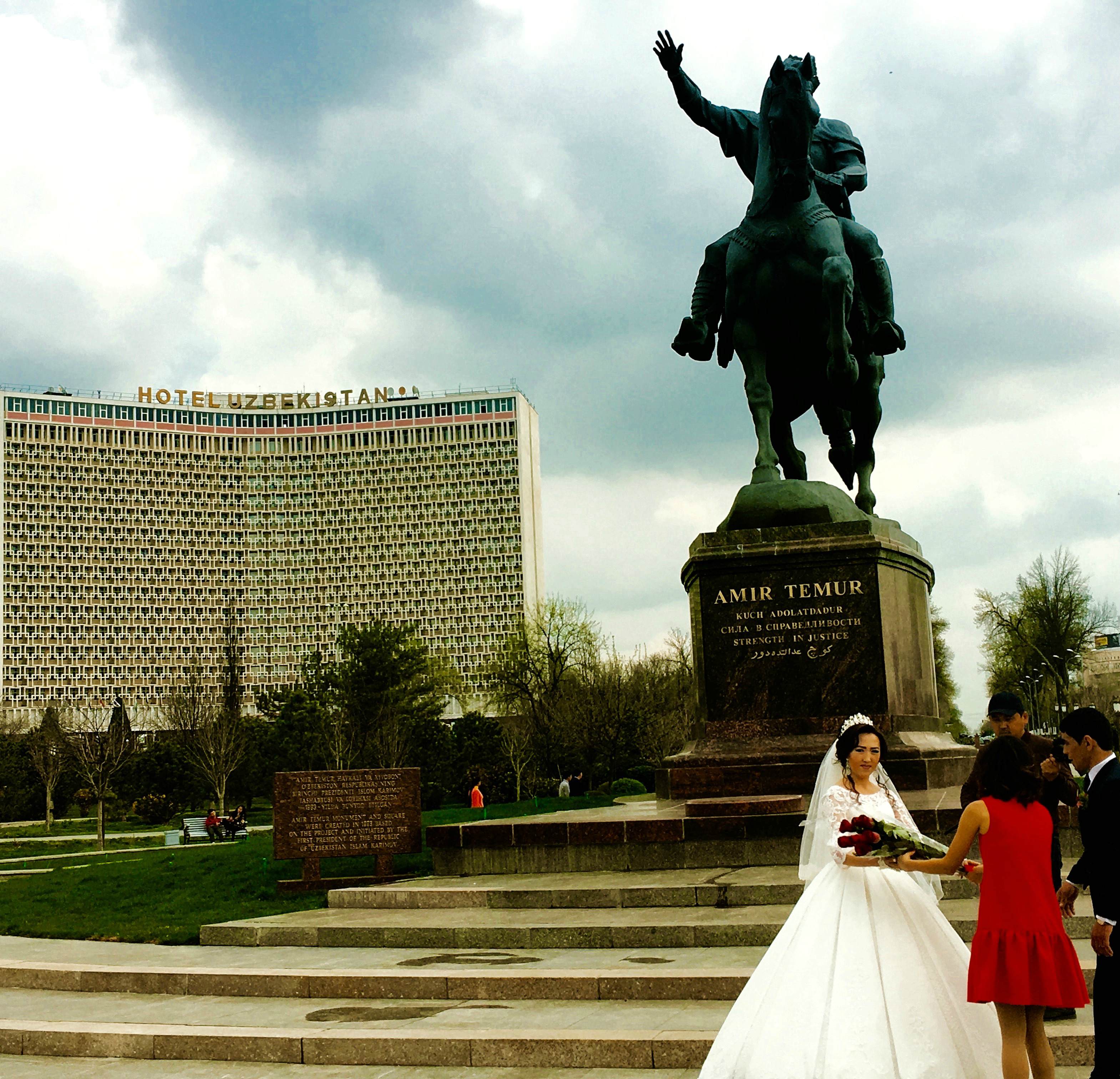 Taschkent Hochzeit Braut Amir Timur Blumen Tamerlan Usbekistan