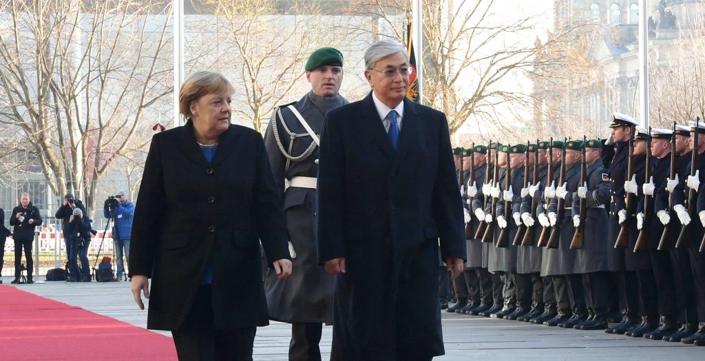 Kassym-Dschomart Tokajew und Angela Merkel