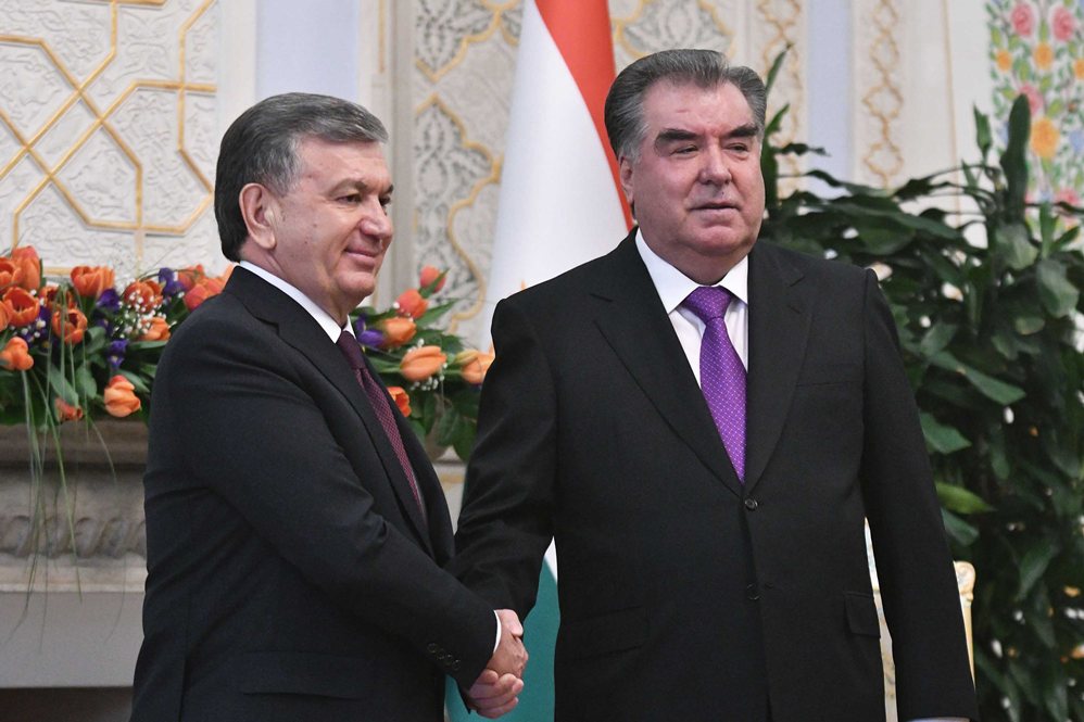 Usbekistans Präsident Shavkat Mirziyoyev und sein tadschikischer Amtskollege Emomali Rahmon