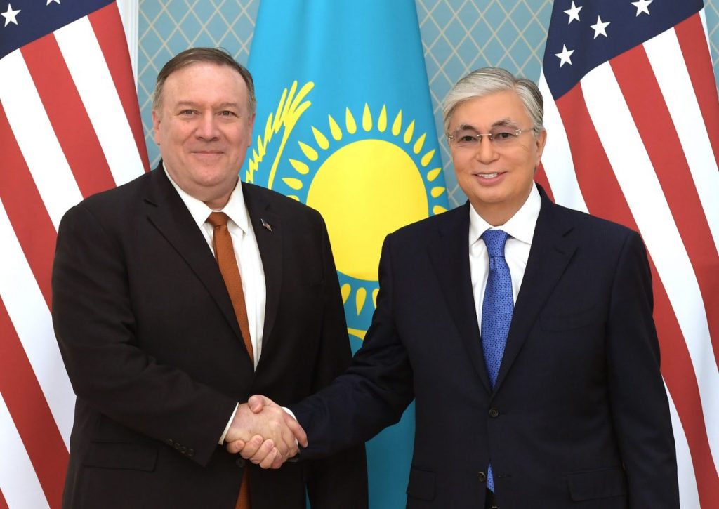 Pompeo schüttelt Toqaevs Hand