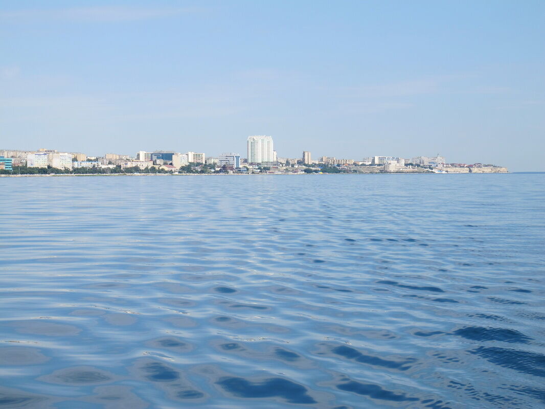 Das Kapische Meer vor der Silhuette der Stadt Aktau