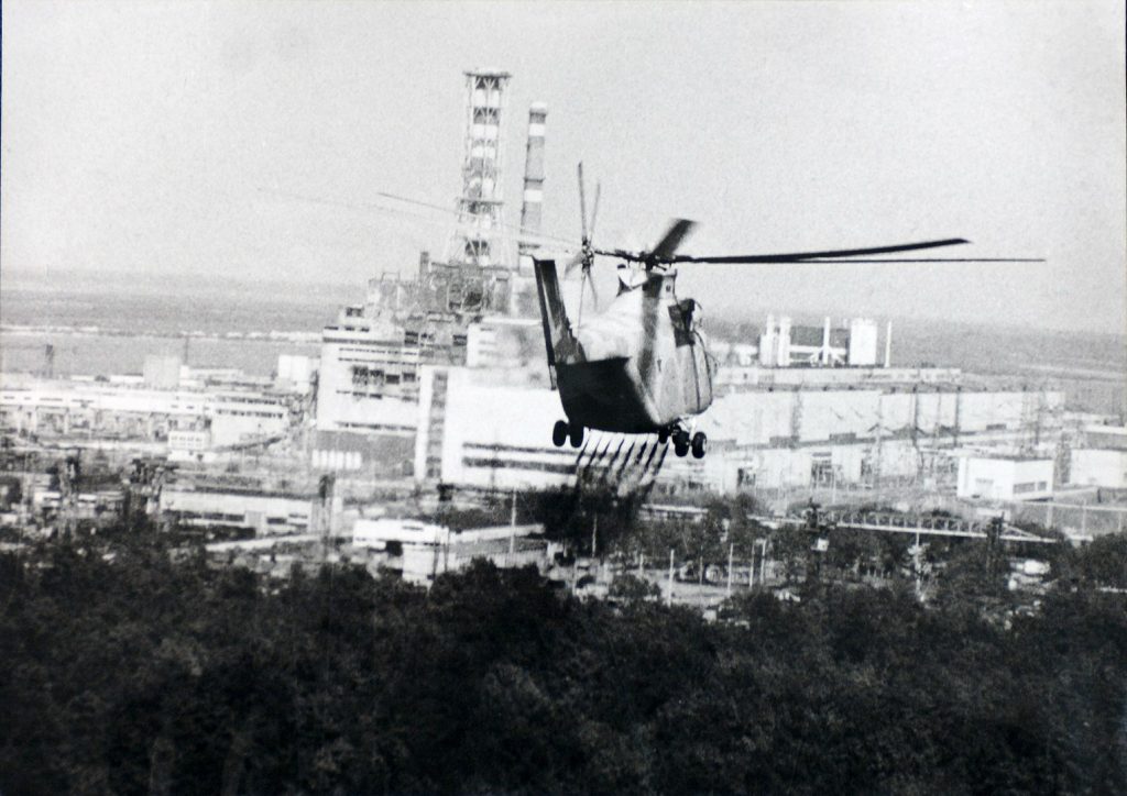 Von einem Hubschrauber aus wird die Gegend um den explodierten Reaktor in Tschernobyl 1986 dekontaminiert. Archivfoto der Ukrainischen Gesellschaft für Freundschaft und Kulturbeziehungen mit anderen Staaten (USFCRFC).