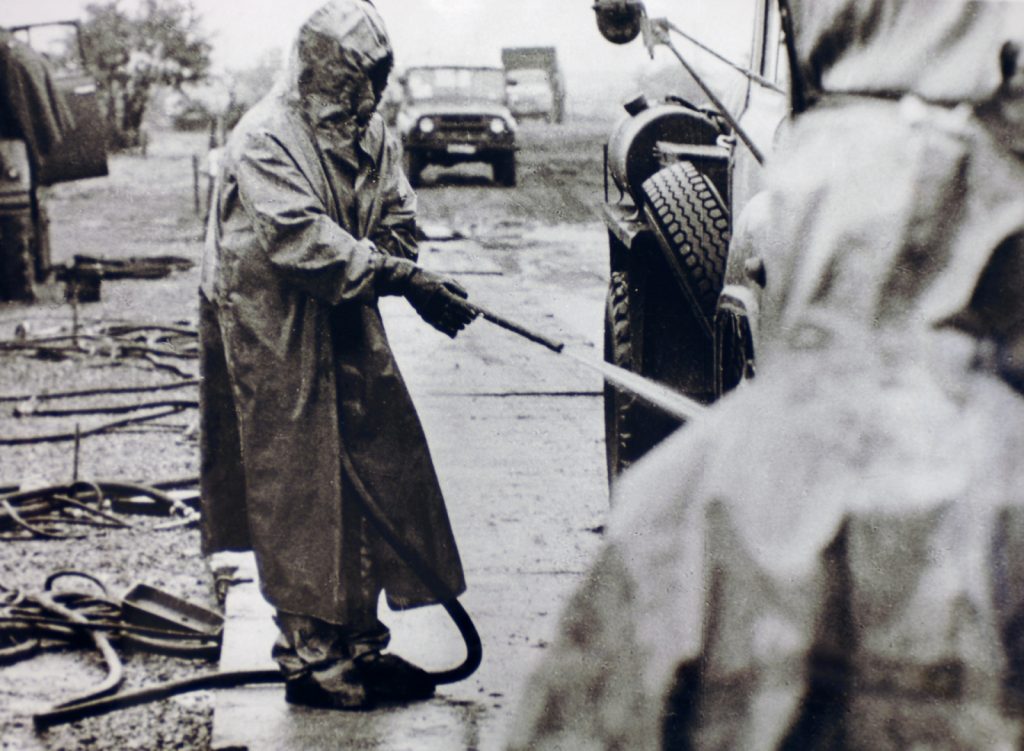 Liquidatoren bei der Dekonterminierung in Tschernobyl nach der Reaktor-Katastrophe: Die Menschen wurden vom Militär mobilisiert. Historisches Bild der Ukrainischen Gesellschaft für Freundschaft und Kulturbeziehungen mit anderen Staaten (USFCRFC).