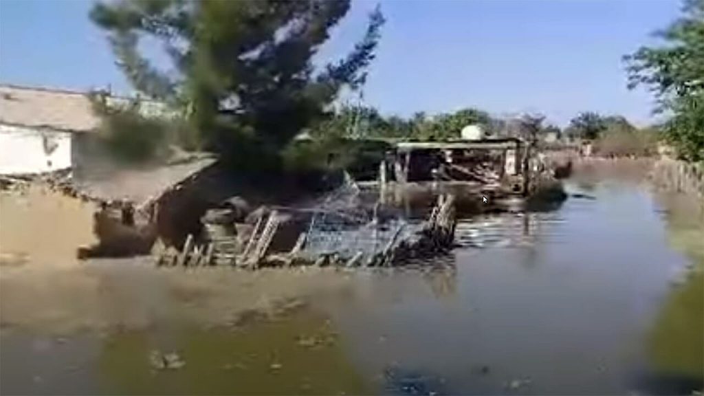 zerstörte Häuser in Wassermassen