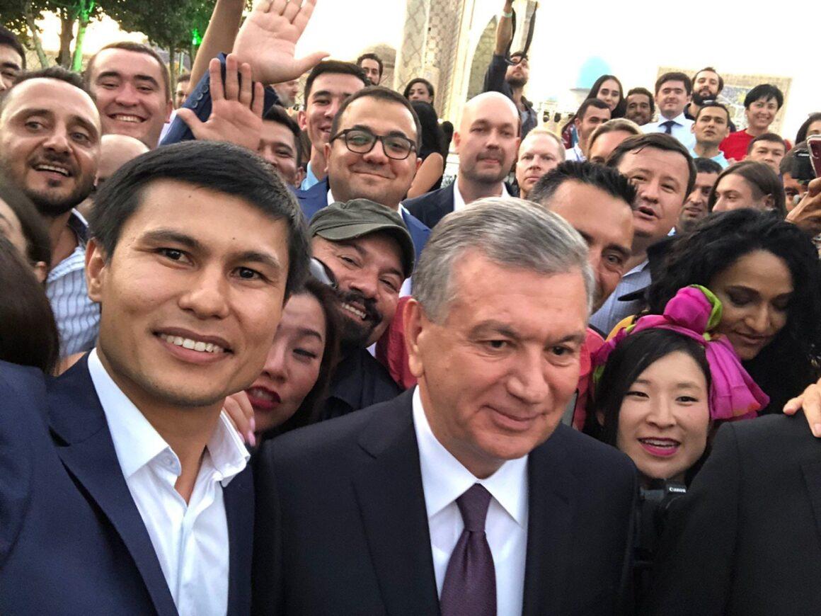 Usbekistans Präsident Shavkat Mirziyoyev unter JournalistInnen und BloggerInnen im August 2019