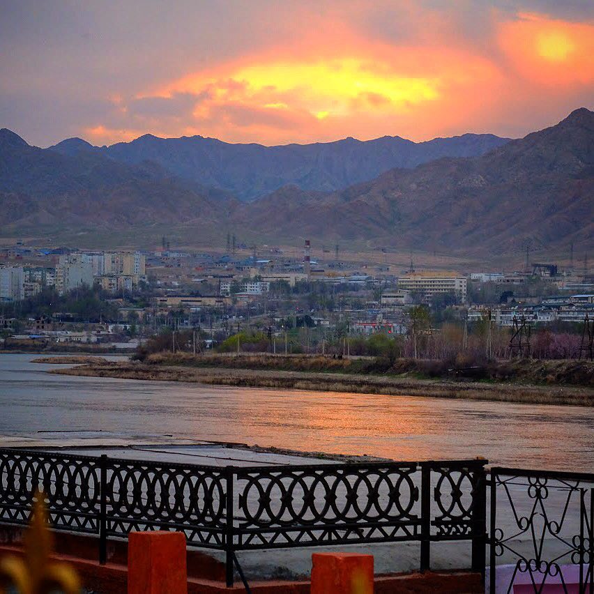 ptadschikistan Khujand berge Sonnenuntergang