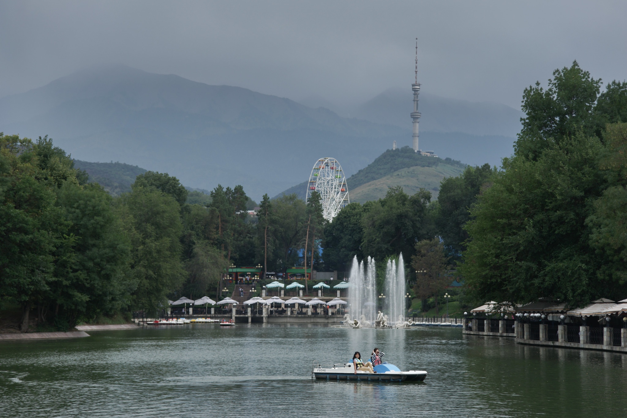 Kasachstan almaty Tretbootfahrt mit Aussicht