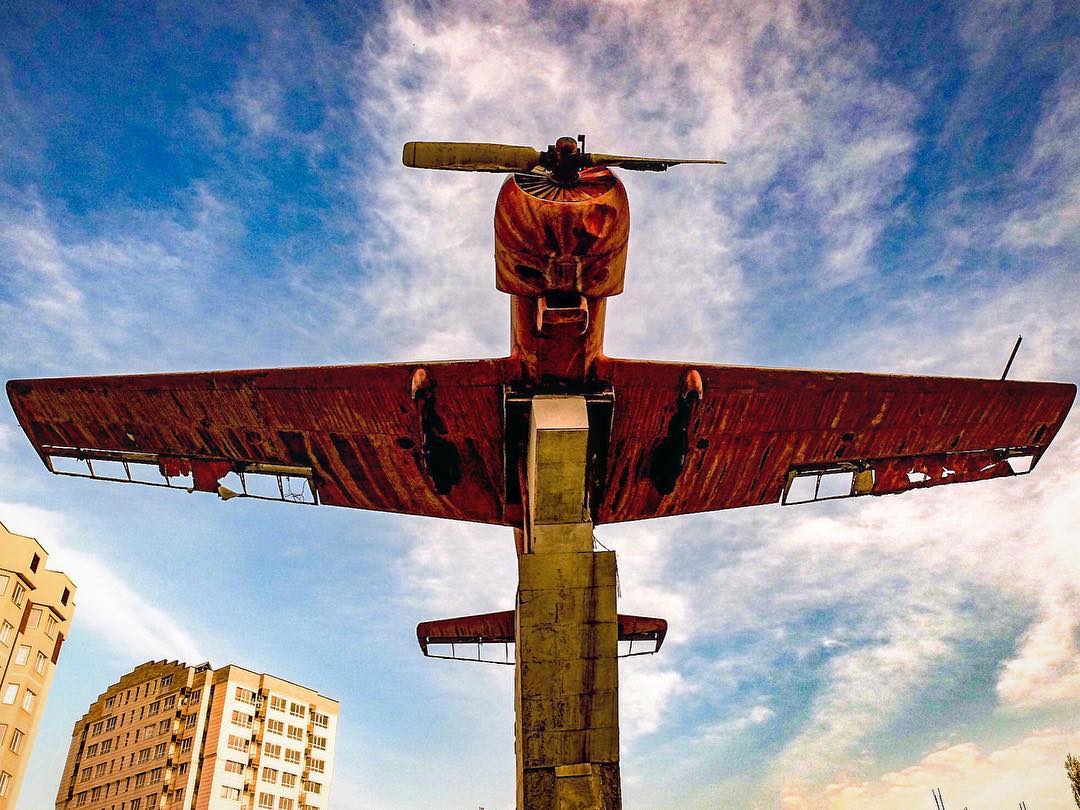 Bild des Tages, Flugzeug, Denkmal, Kirgistan, Bishkek