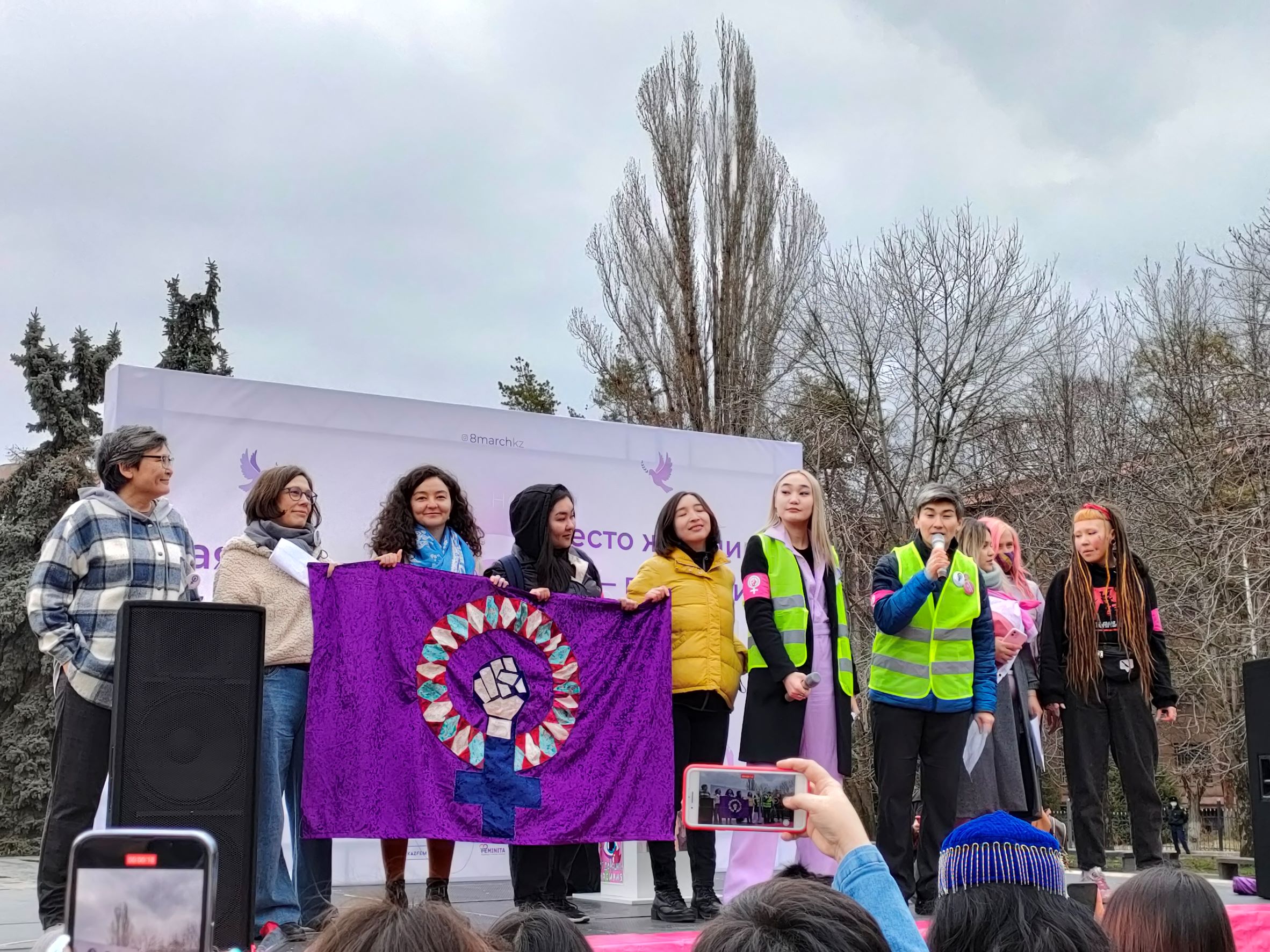 Demonstration Frauentag Almaty Buehne