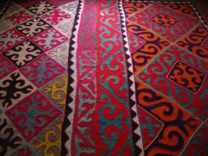 in Zentralasiens Textil- und Teppichproduktion spielen traditionelle Muster - wie bei diesem krgisischen Schyrdak - eine wichtige Rolle, Photo: Wikimedia Commons