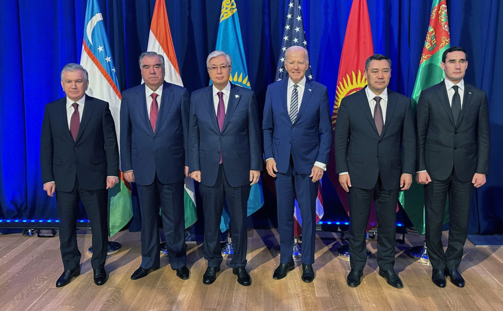 Die Präsidenten Shavkat Mirziyoyev, Emomali Rahmon, Qasym-Jomart Toqaev, Joe Biden, Sadyr Dschaparow und Serdar Berdimuhamedow. Foto: Akorda.kz.