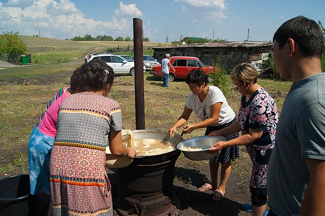 Kasachische Frauen bereiten Beşbarmak zu, Photo: Wikimedia.