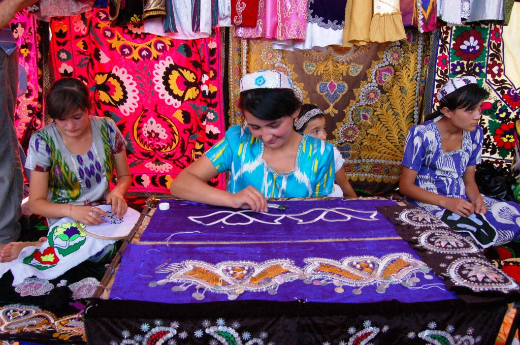 Näherinnen sticken tadschikische Ornamente. Foto: Schuchrat Sadijew, Wikimedia Commons