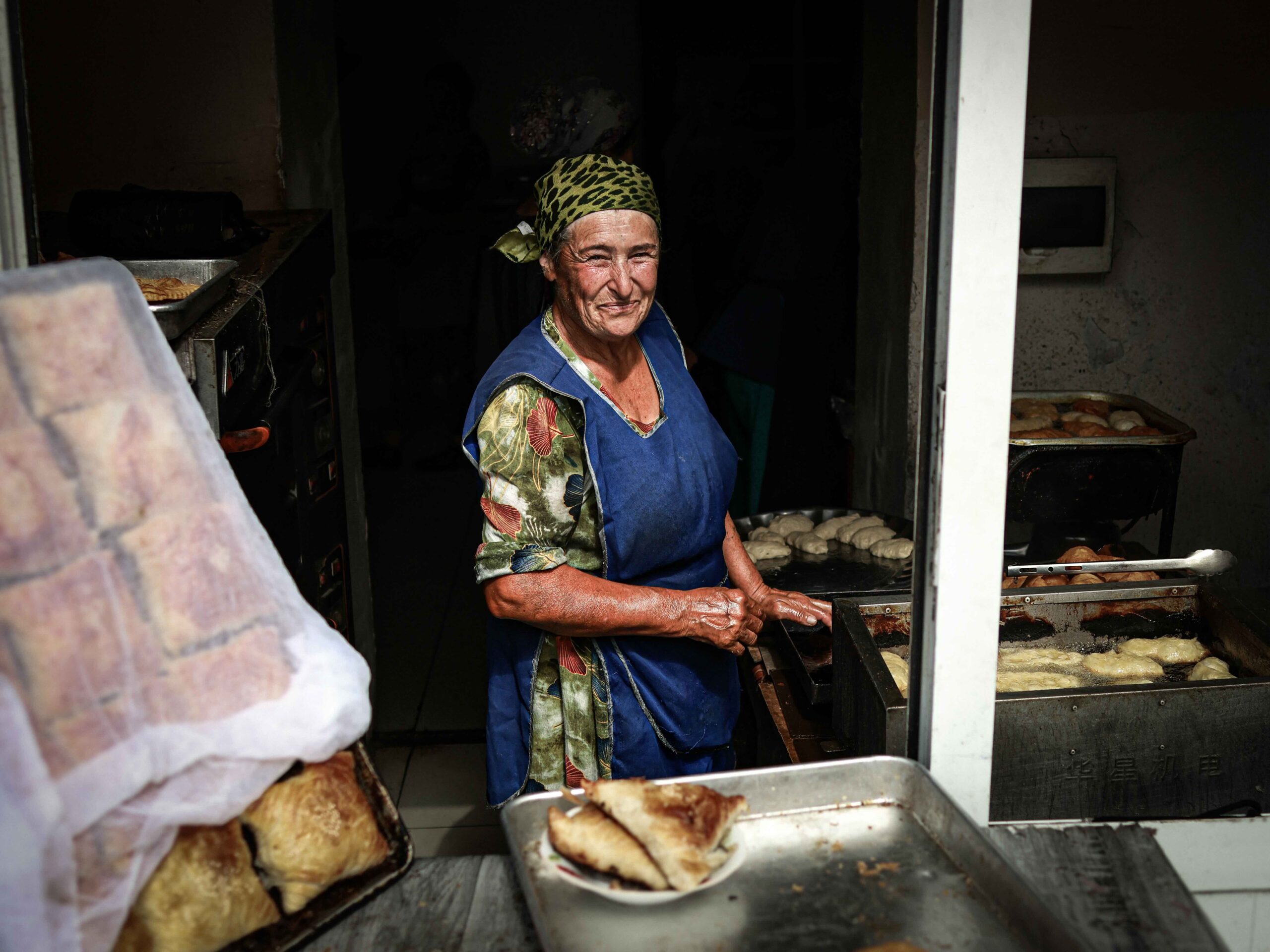 Eine ältere Frau in ihrer kleinen Bäckerei in Panjakent, Tadschikistan