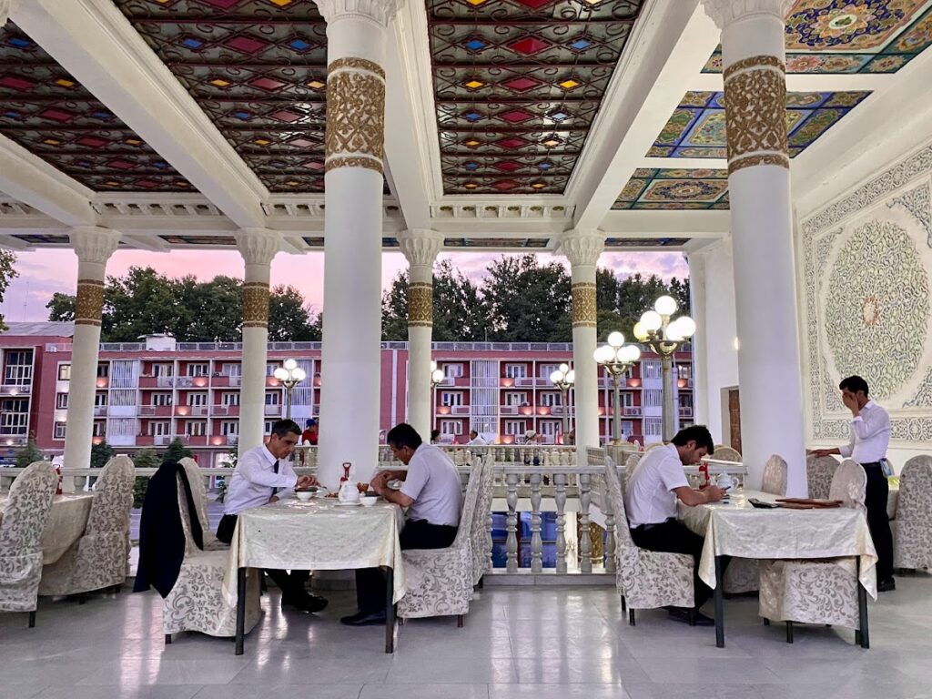 Dushanbe - Tadschikische Männer genießen eine Mahlzeit im Chaikhan Rohat