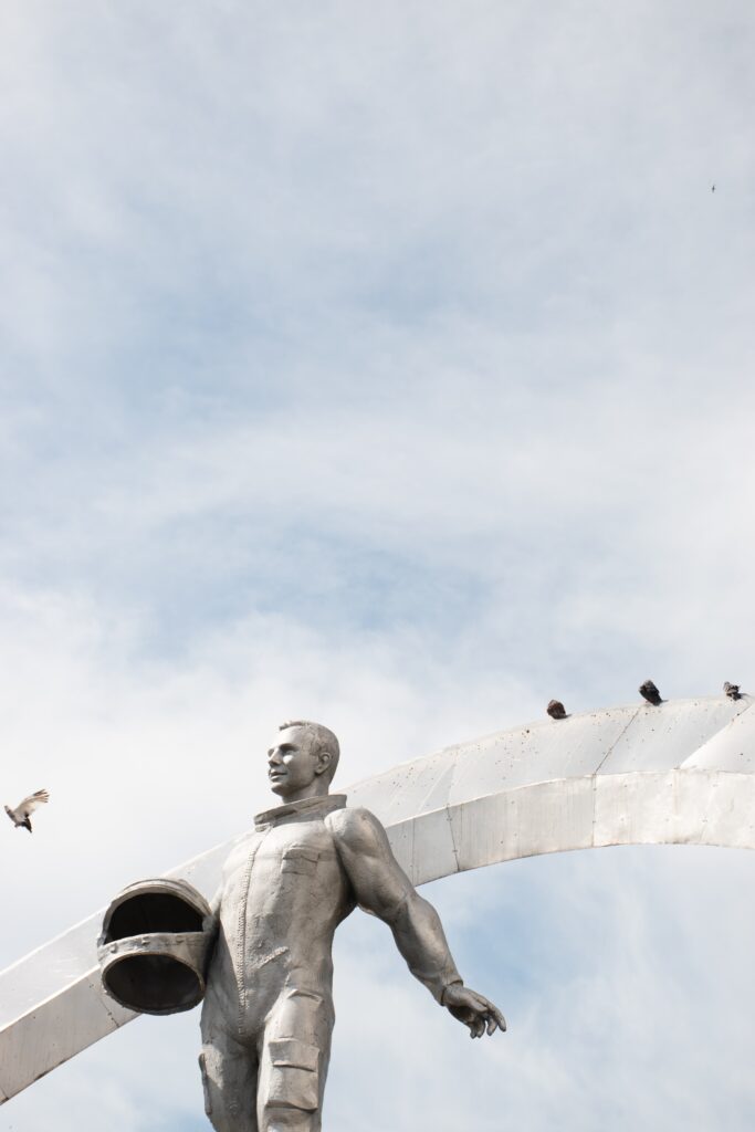 Ein glänzender Juri Gagarin thront hoch im Stadtzentrum von Karaganda.