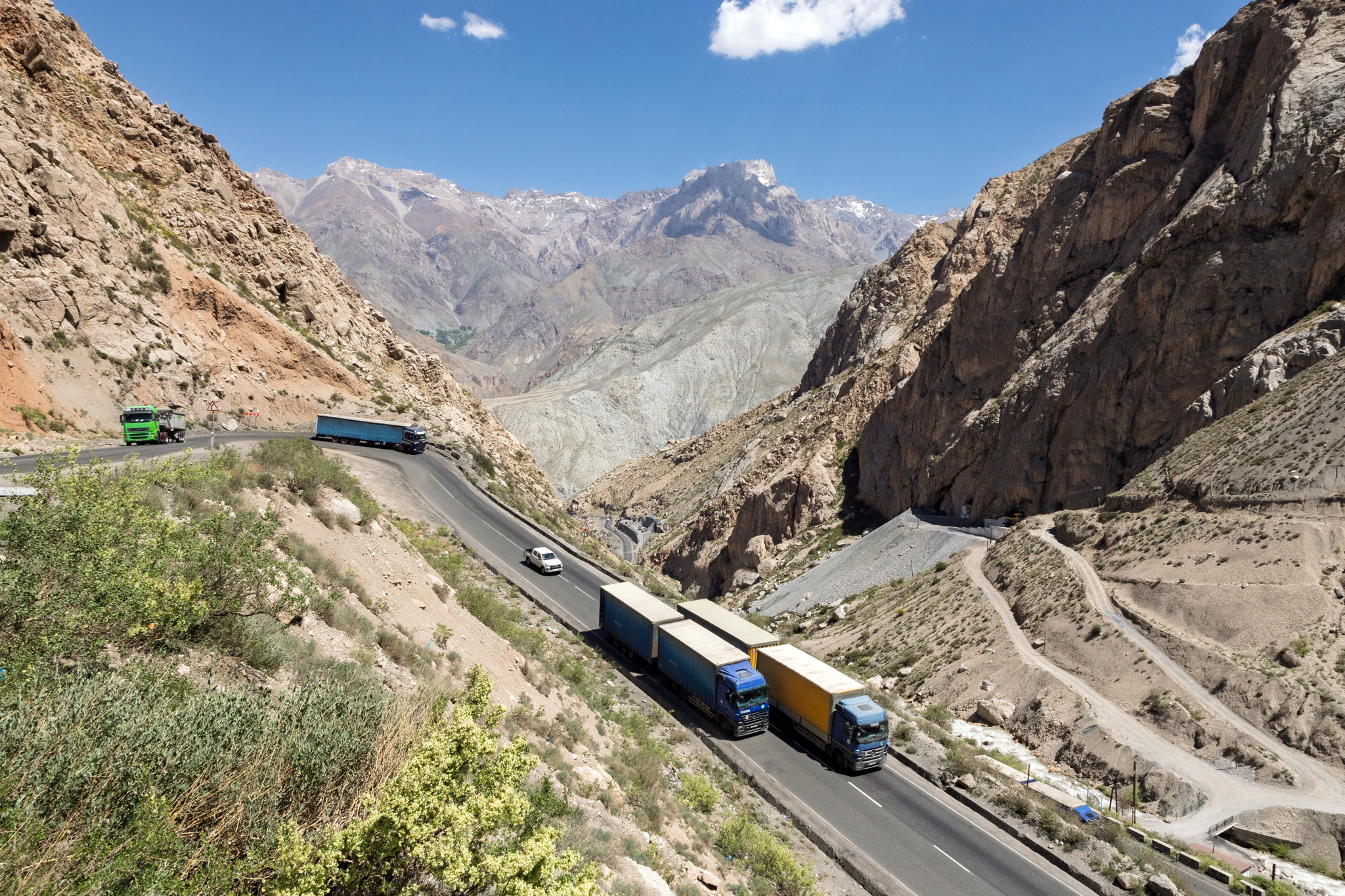 Kurven Tadschikistan Autos Lastwagen , Berge