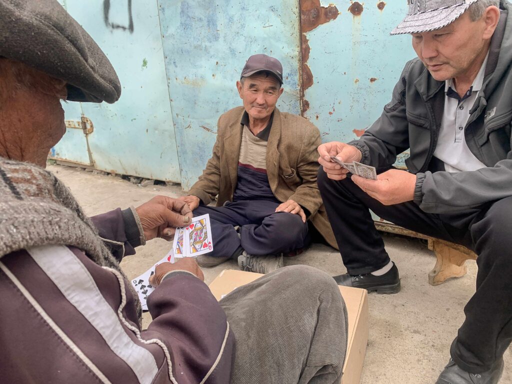 Kartenspieler auf dem Markt von Karakol