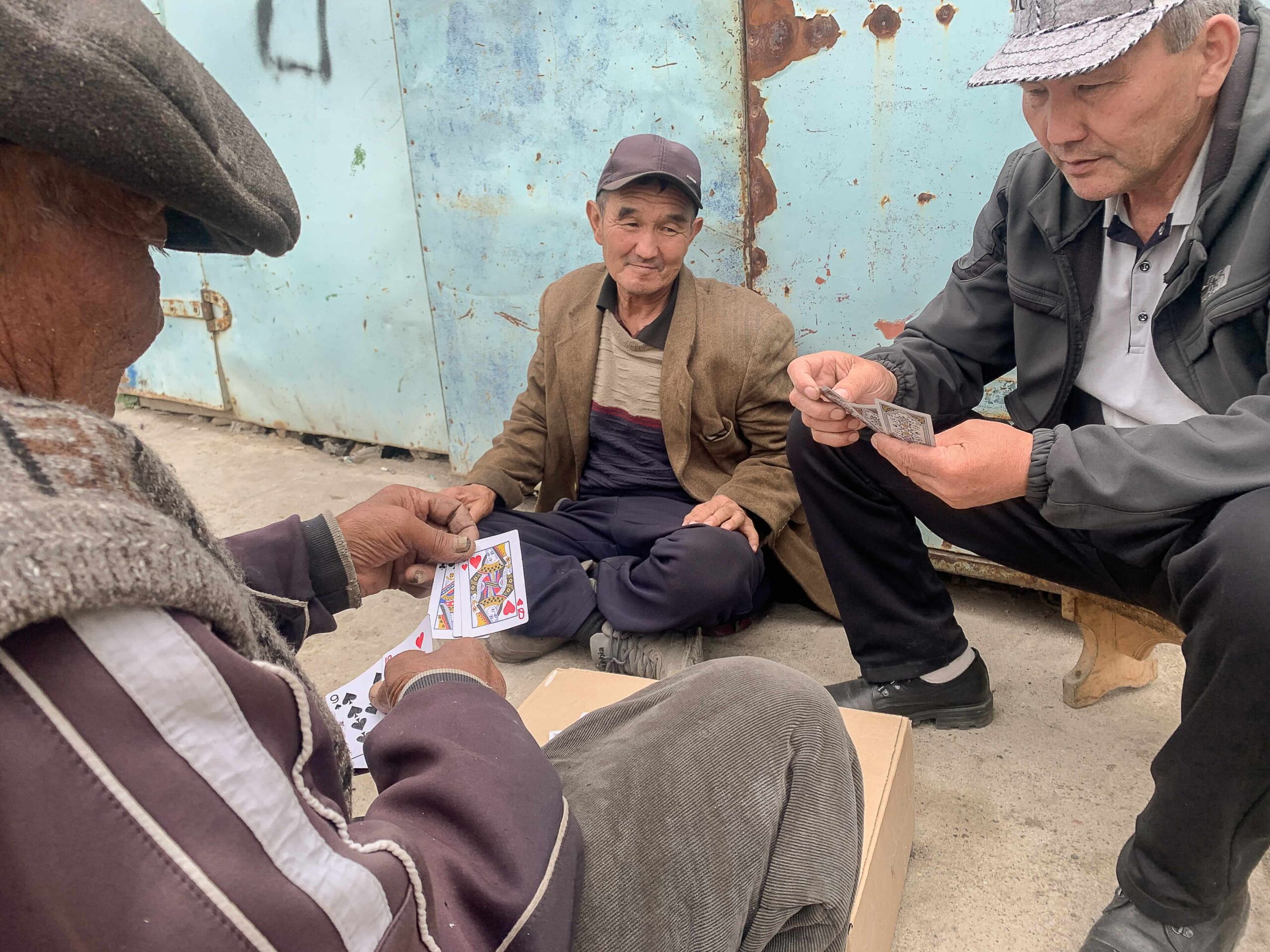 Kartenspieler auf dem Markt von Karakol