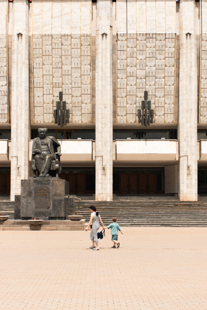 Muchtar Äuesow und das nach ihm benannte Schauspieltheater in Almaty, Kasachstan