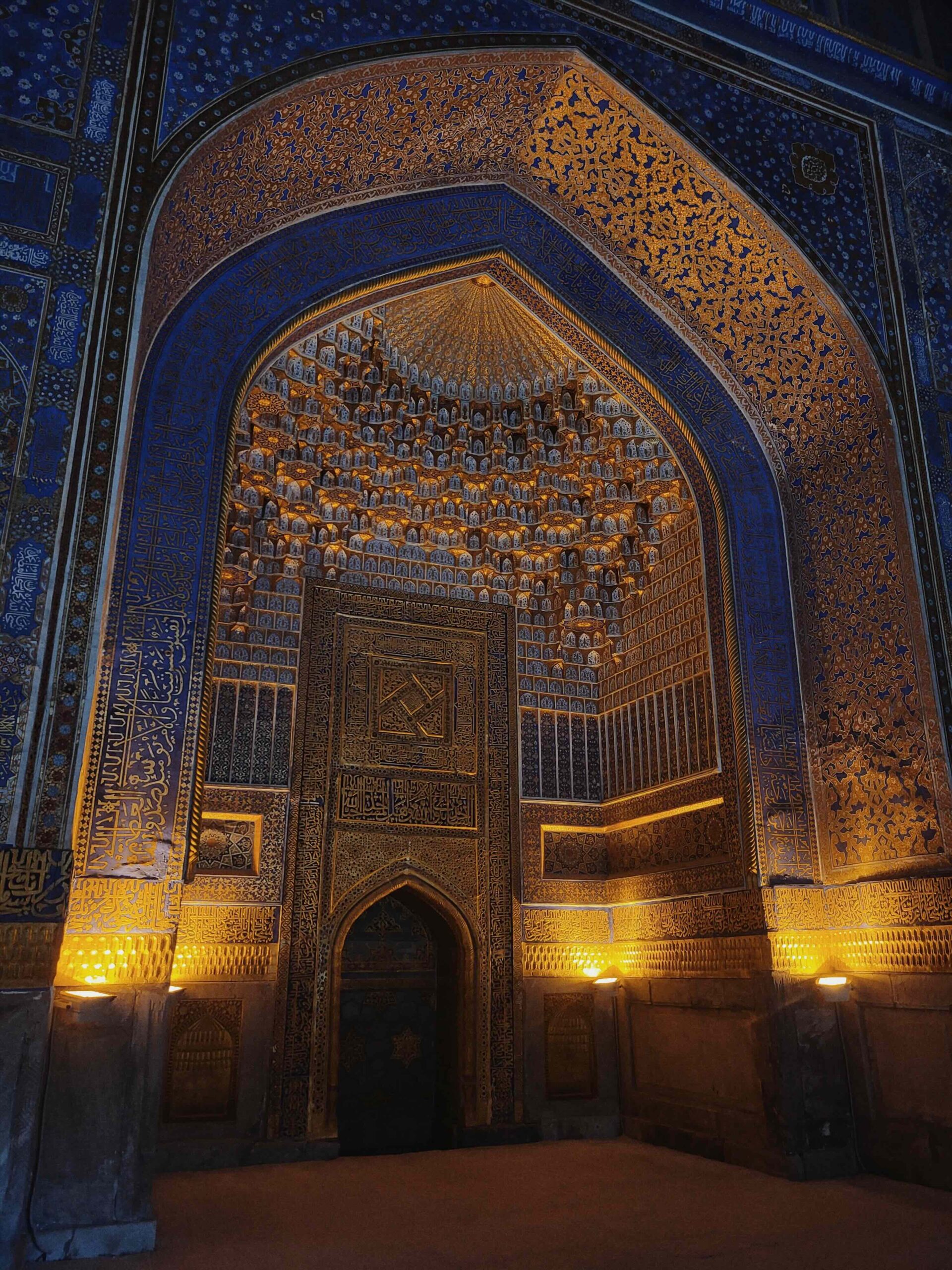 Göttliche Pracht Der Gur-Emir, das Mausoleum von Tamerlan in Samarkand, bei Nacht.