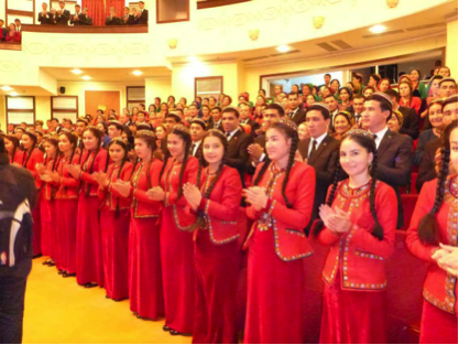 Turkmenistan Junge Mädchen in traditioneller Kleidung