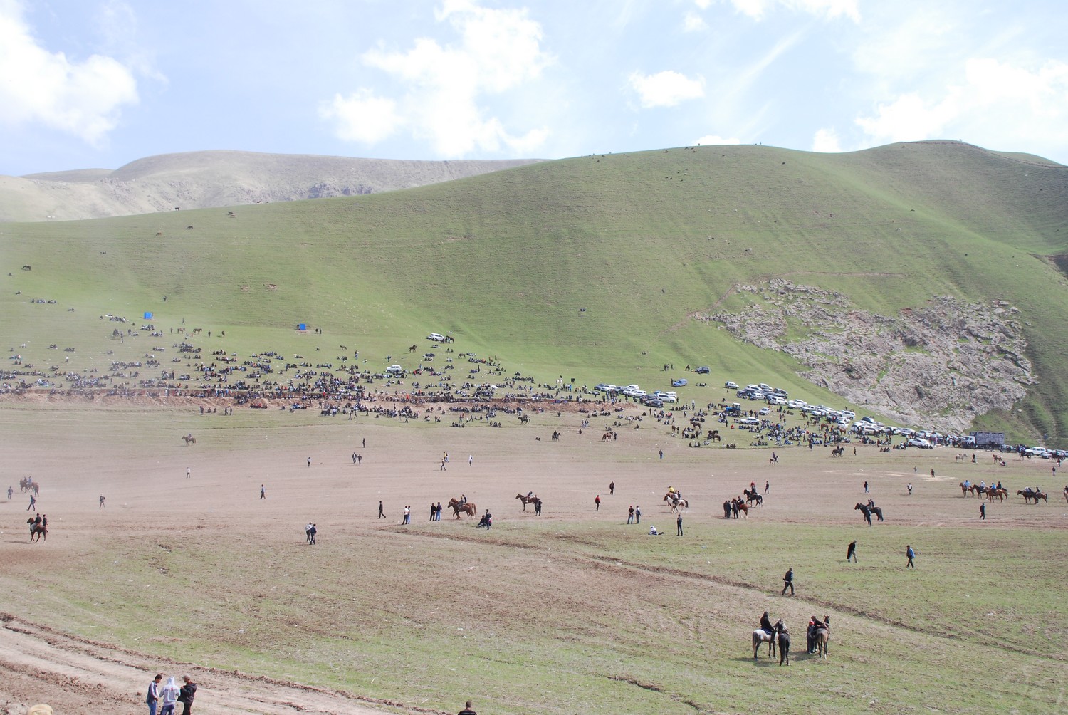 Nach Spielende zerstreut sich die Reiterschar. Buzkashi Tadschikistan